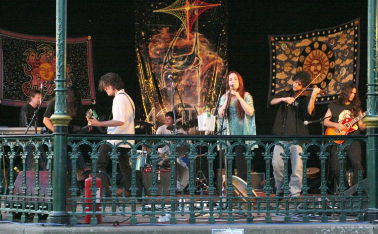 Ashtar on the bandstand