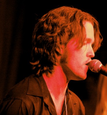 Luiz singing