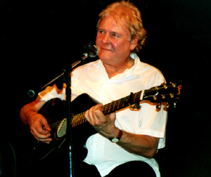 Strawbs mainman Dave Cousins at Derby Flowerpot 8/2/2002