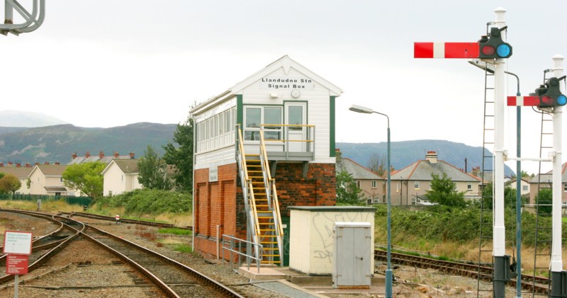 Signalbox and platform 3 starters