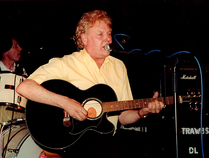 Dave Cousins on acoustic guitar