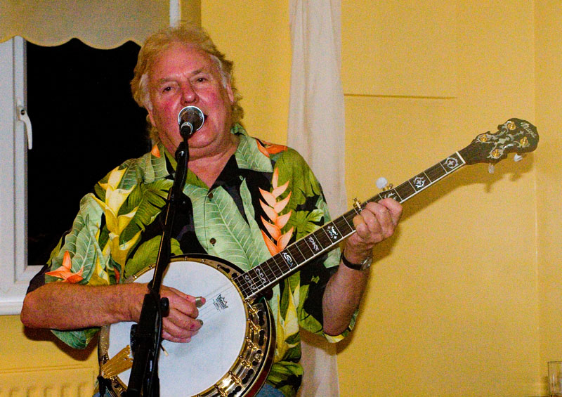 Dave Cousins on banjo